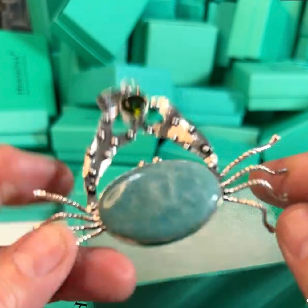 crystal beautiful green pendant NWOT